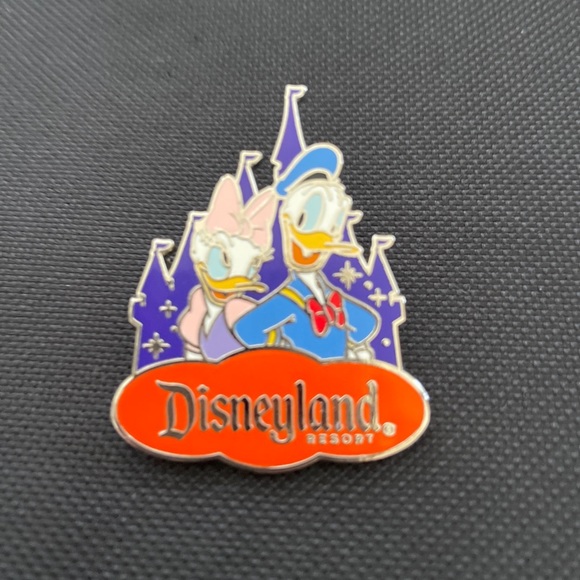 Donald Duck & Daisy Duck Disneyland Castle Pin DLR - Picture 2 of 8